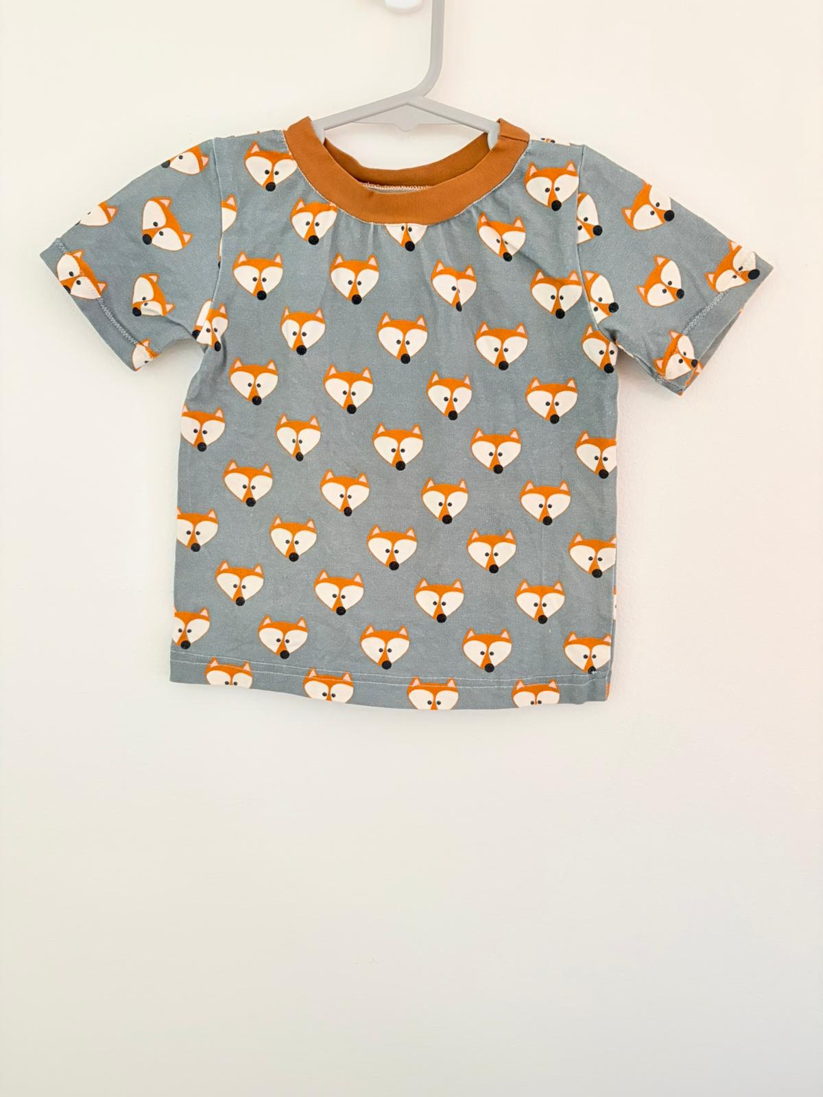 Size 3 No label fox print T-shirt.