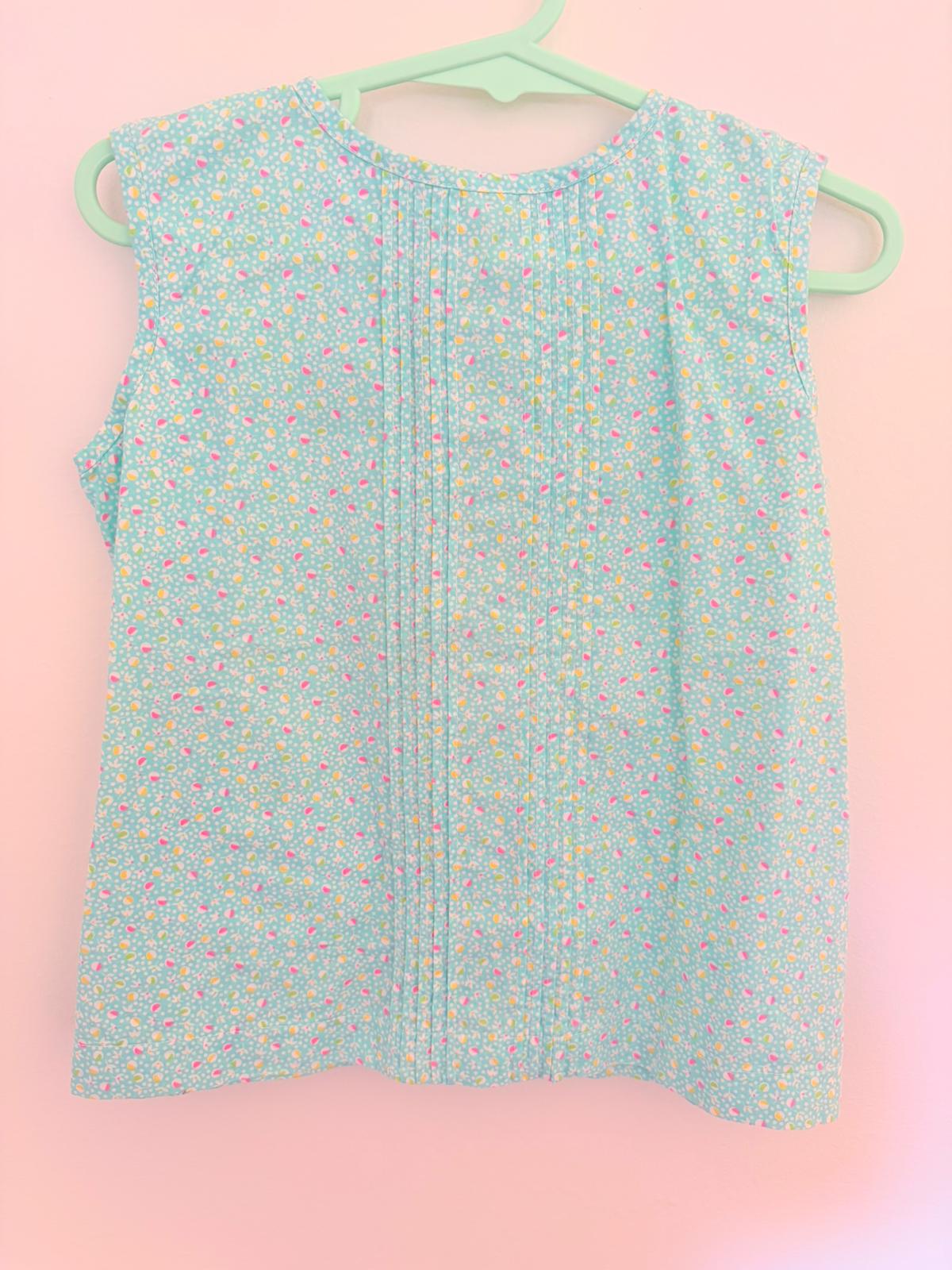 Size 4 Lacy Lane sleeveless cotton blue floral top.