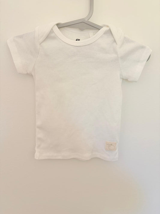 000 H&M organic cotton white t-shirt.