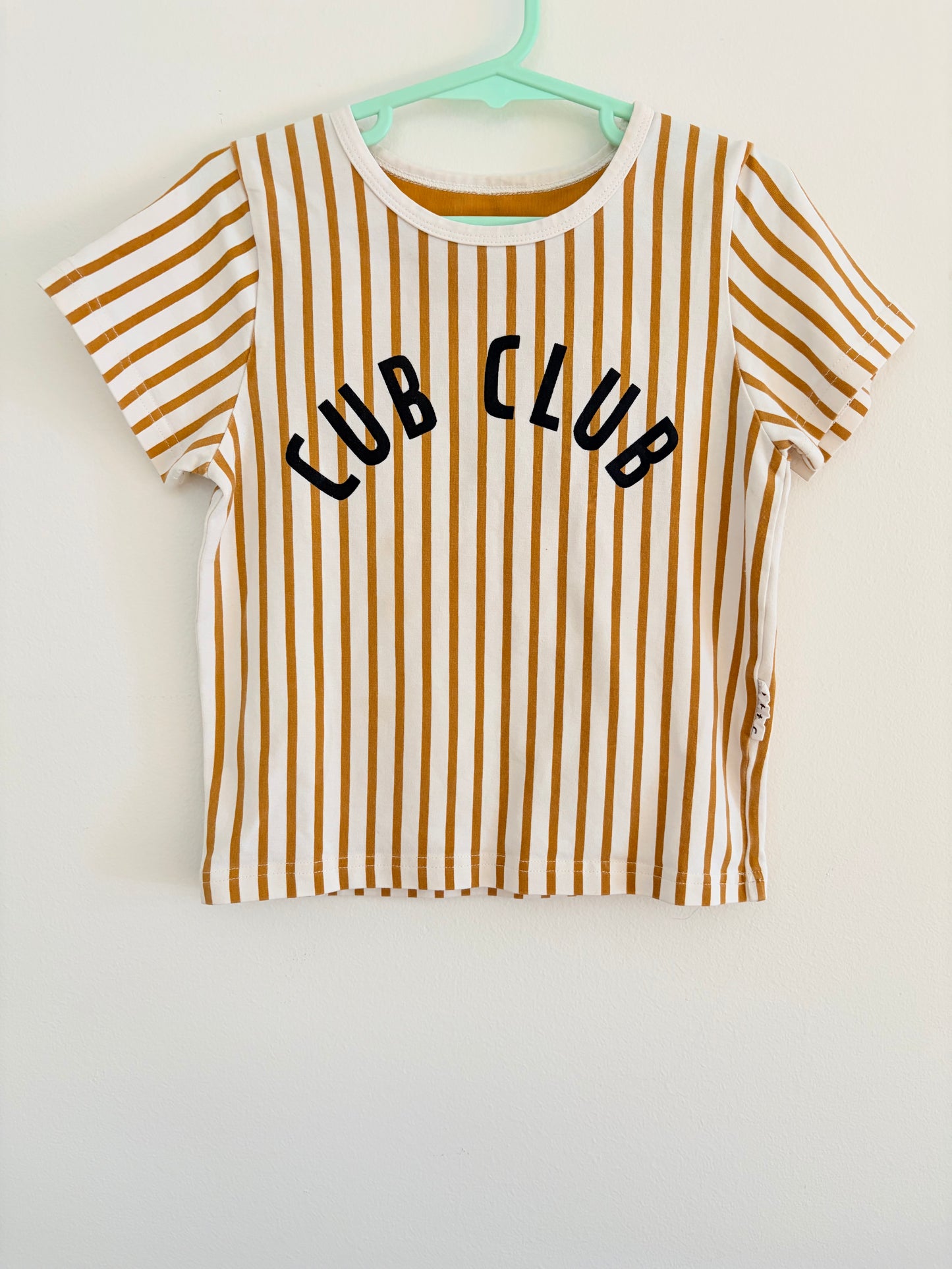 Size 4 Olive and the captain- logo cub club top