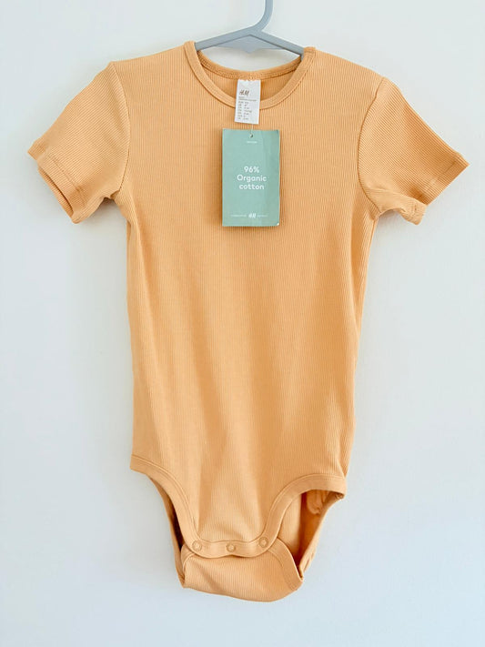 Size 4 (New with tags) H&M signed ribbed bodysuit.
