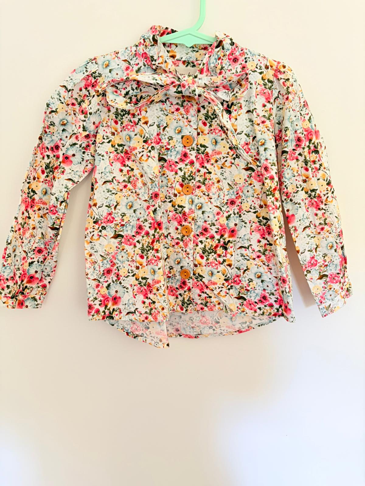 Size 4 Lacy Lane button up floral print blouse.