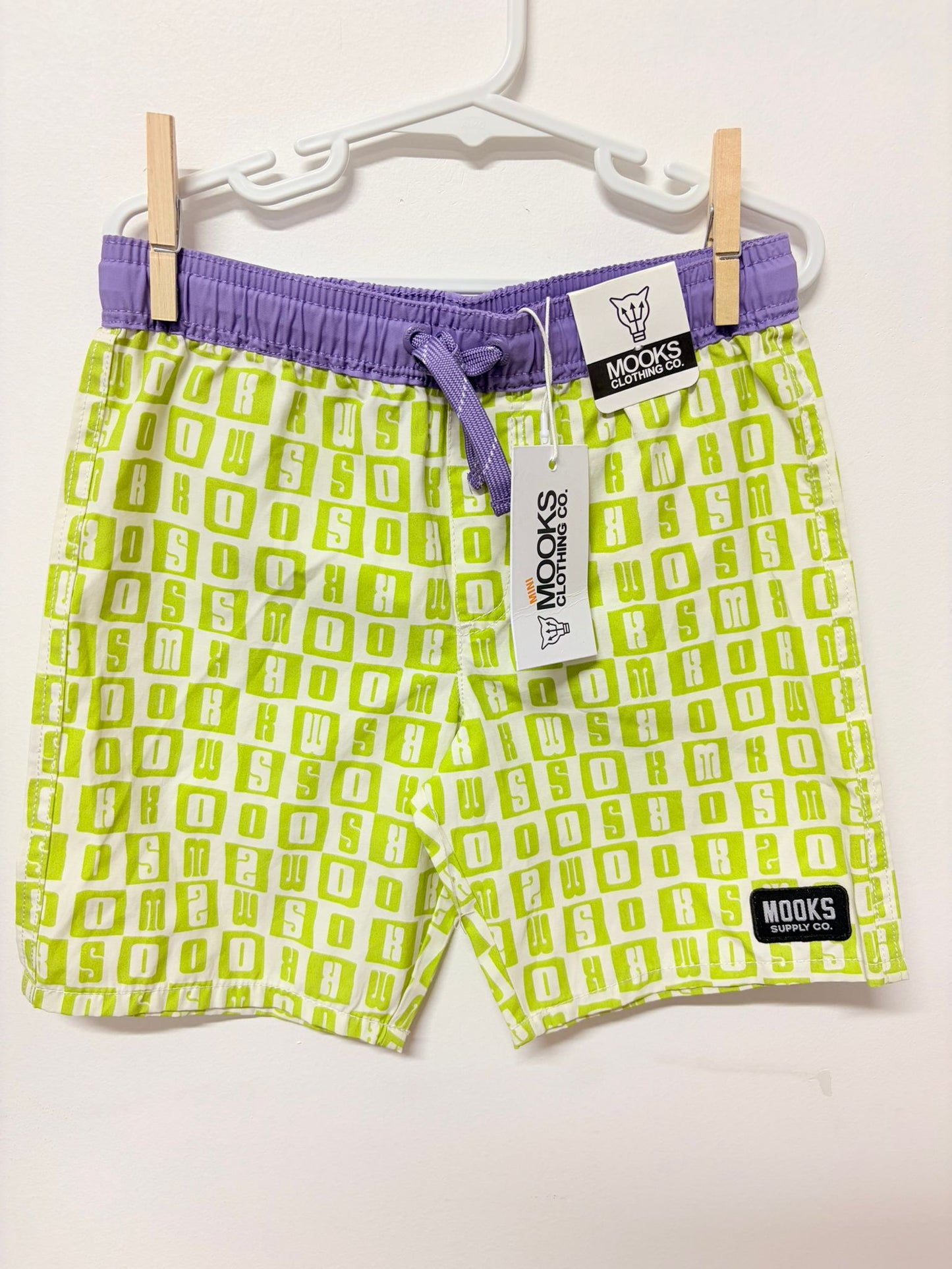 Size 5 (NEW) Mooks lime green print shorts.