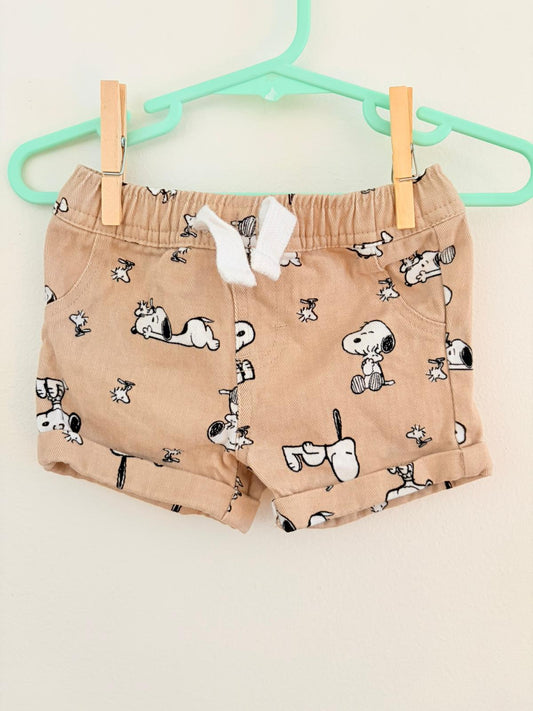 Size 000 Peanuts snoopy print khaki shorts.