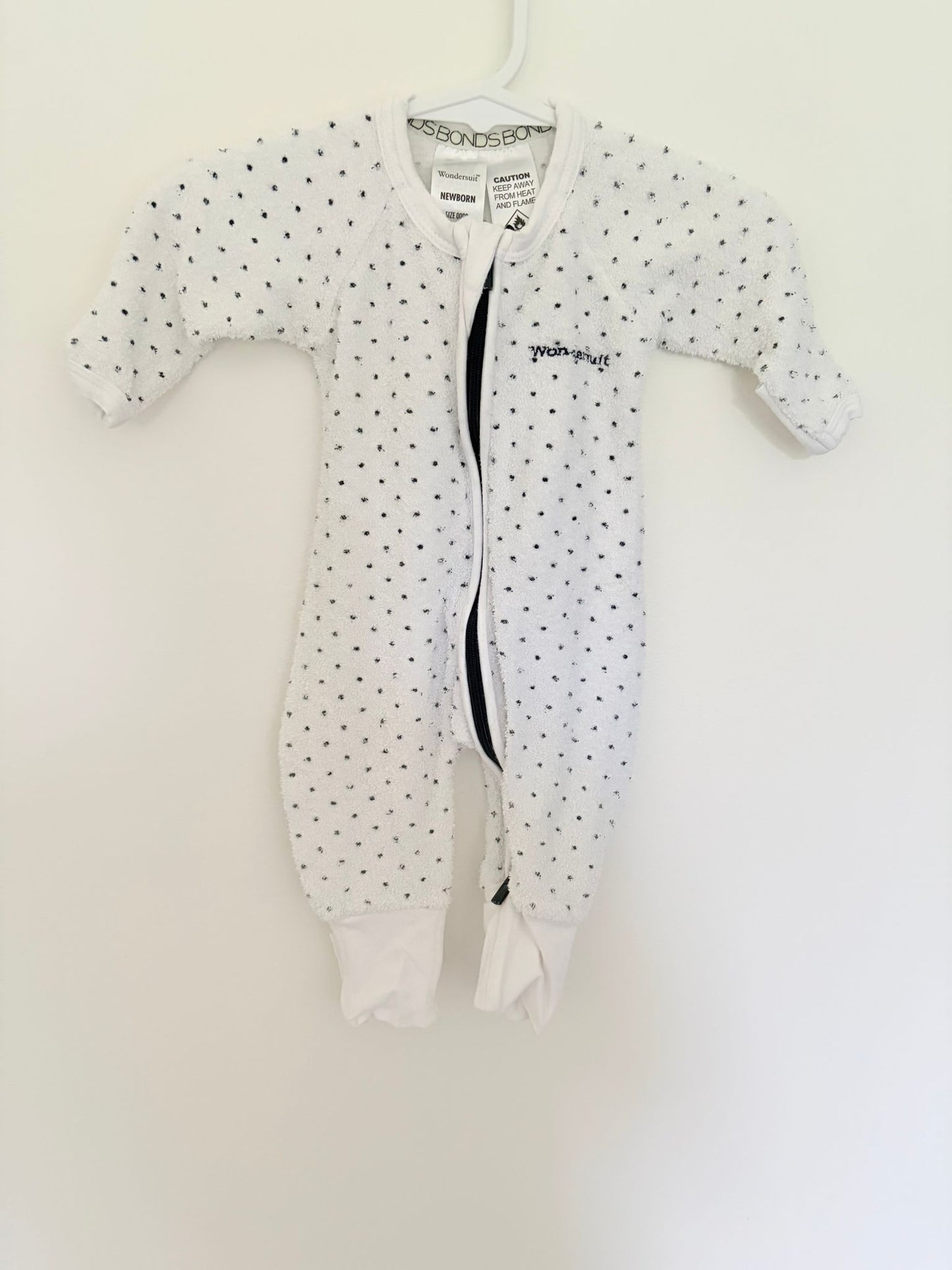 Newborn Bonds wondersuit flannelette white/black dots.