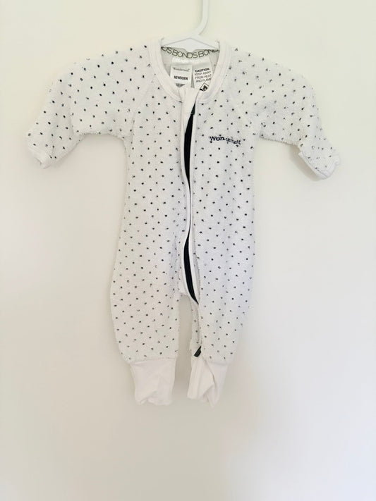 Newborn Bonds wondersuit flannelette white/black dots.
