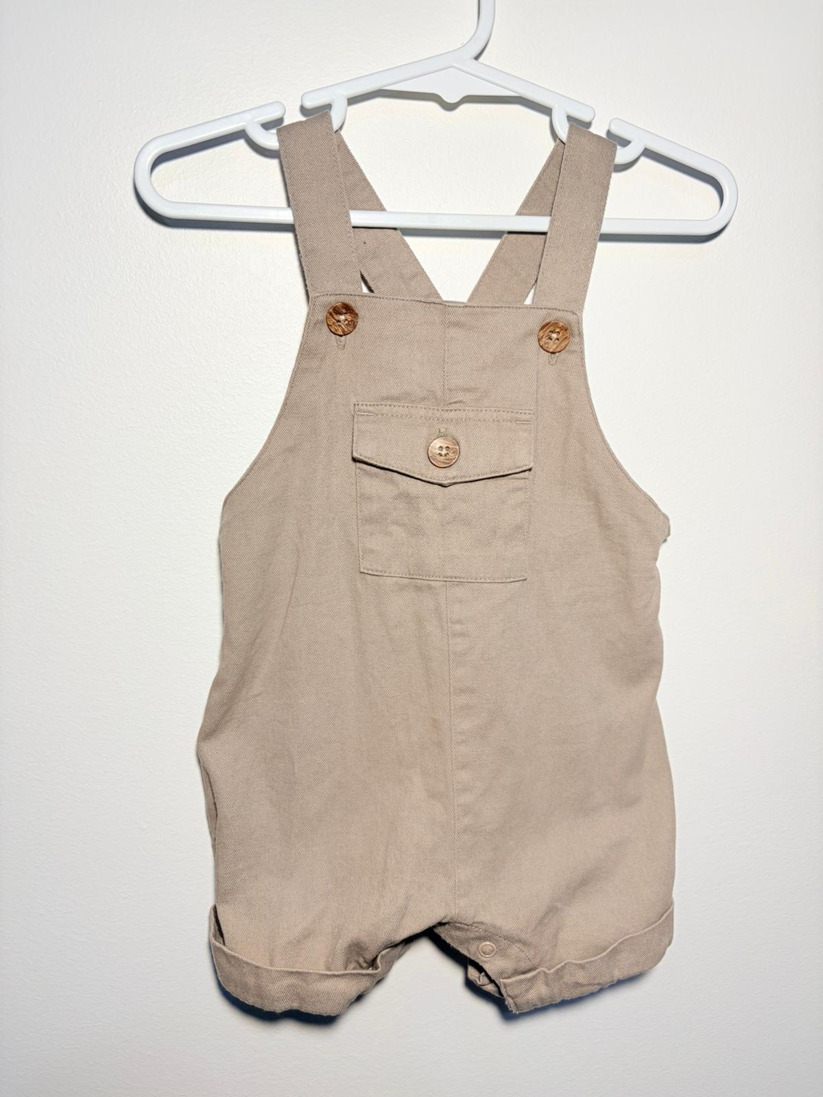 0 Baby baby khaki overall shorts.
