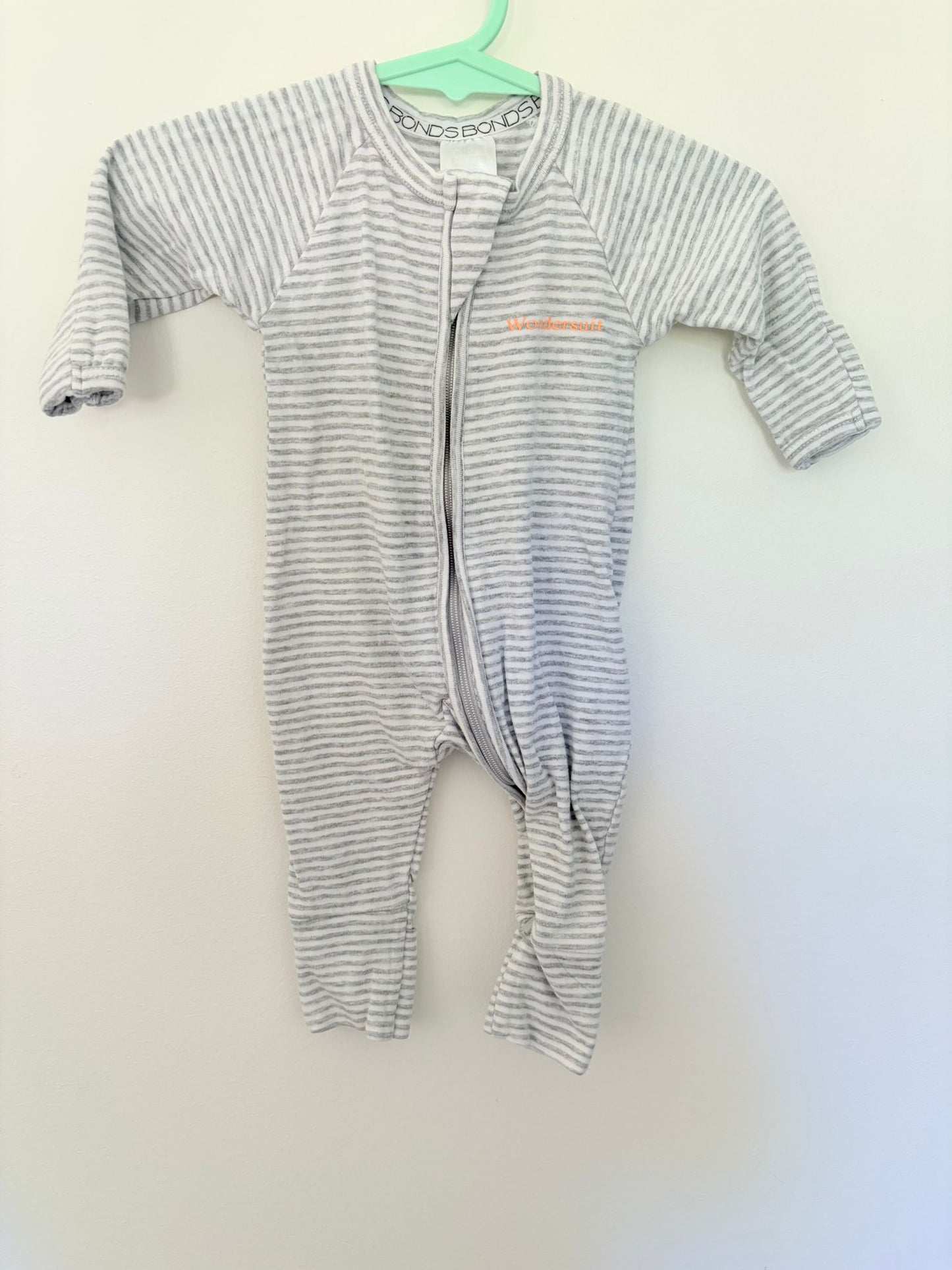 Newborn Bonds wondersuit grey/white stripes.